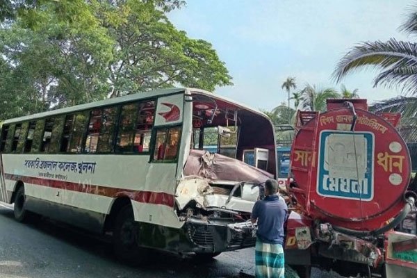 খুলনায় পরিবহনের ত্রিমুখী সংঘর্ষ