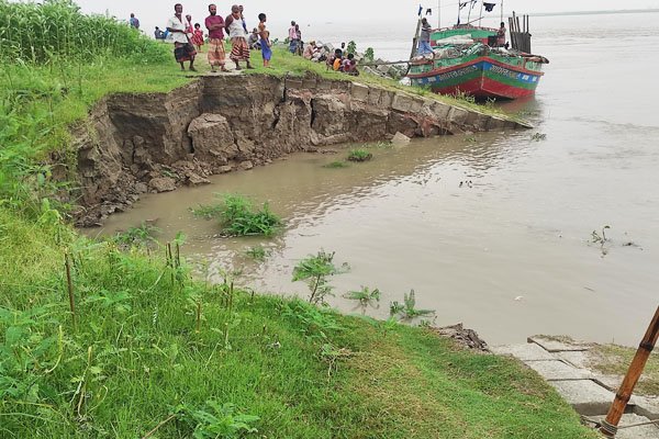সিরাজগঞ্জ সদর উপজেলার রতনকান্দি ইউনিয়নের বাহুকা গ্রামে নদীর ডান তীর রক্ষা বাধের ৩০ মিটার এলাকা ধসে নদী গর্ভে বিলীন হয়ে গেছে