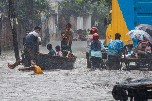 টানা বৃষ্টিতে জলাবদ্ধতা, নিরাপদে চলাচলে যা জানা জরুরি
