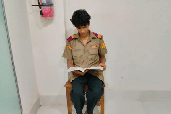 বাবাকে কবর দিয়ে রাতেই কাজে, পরদিন পরীক্ষা; এক শিক্ষার্থীর হৃদয়ছোঁয়া লড়াই