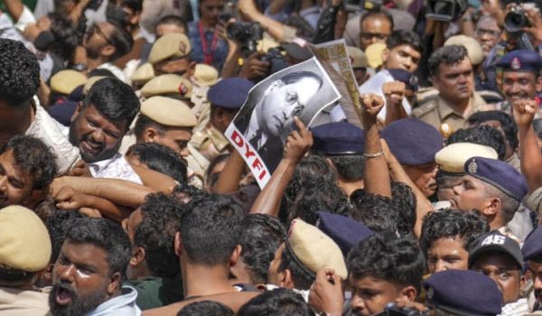 দিল্লিতে সিইসির পদত্যাগ দাবিতে বিক্ষোভ, আটক ৫০০