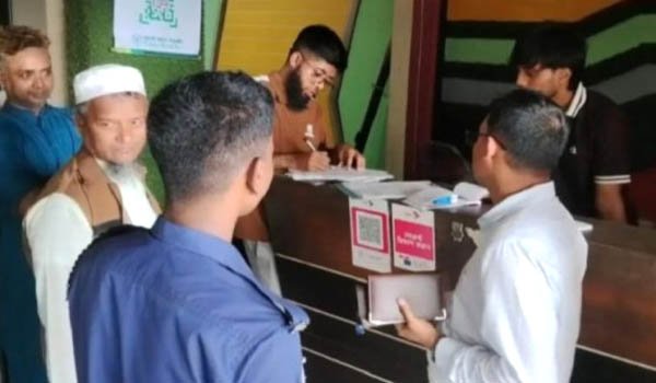 চাঁদপুরে নিষিদ্ধ সময়ে ইলিশ বিক্রির দায়ে তিন হোটেলকে জরিমানা