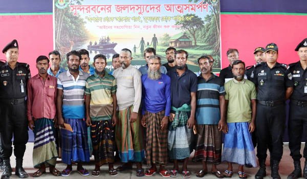 সুন্দরবনে আলিফ বাহিনীর ১৫ সদস্যের আত্মসমর্পণ