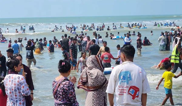পর্যটকের ঢল কক্সবাজারে, লোকে-লোকারণ্য সৈকত