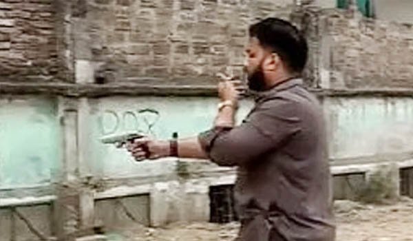 পিস্তল হাতে ‘মাদকবিরোধী’ অভিযানে প্রতিমন্ত্রী ইশরাক