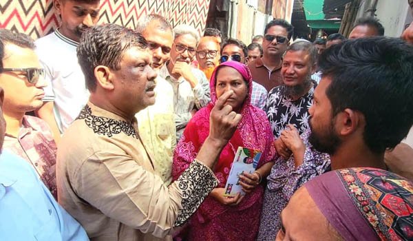 বরিশালের কেডিসিতে অগ্নিকাণ্ডে ক্ষতিগ্রস্ত পরিবারের পাশে আবু নাসের