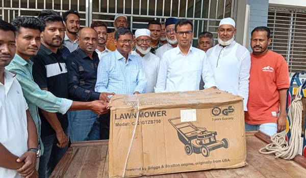 হুইপ মিয়া নুরুদ্দিন আহমেদ অপুর নির্দেশে ঘাস কাটার মেশিন বিতরণ